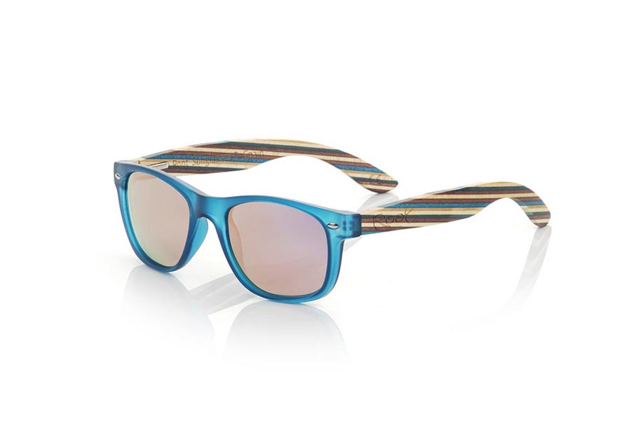 Wood eyewear of arce modelo KID W BLUE. The KID W BLUE children's sunglasses are made with the Blue PC frame and colored laminated maple wood sideburns available in various combinations of lenses that suit the tastes of children and their parents. Front measurement: 136x40mm | Root Sunglasses® 
