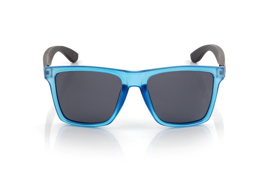 Gafas de Madera Natural de Bambú RUN BLUE DS. Las gafas de sol RUN BLUE DS están realizadas con el frontal de material sintético mate transparente azul y las varillas en madera de BAMBÚ tintado marrón, se trata de un modelo cuadrado anguloso muy masculino con un aire a las famosas okley combinadas con cuatro colores de lentes que se adaptarán a la perfección a tu gusto y a tu estilo moderno. Medida frontal: 144X51mm Venta al Por Mayor y Detalle | Root Sunglasses® 