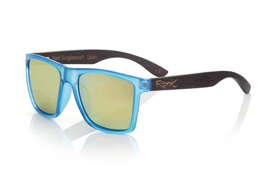 Gafas de Madera Natural de Bambú RUN BLUE DS. Las gafas de sol RUN BLUE DS están realizadas con el frontal de material sintético mate transparente azul y las varillas en madera de BAMBÚ tintado marrón, se trata de un modelo cuadrado anguloso muy masculino con un aire a las famosas okley combinadas con cuatro colores de lentes que se adaptarán a la perfección a tu gusto y a tu estilo moderno. Medida frontal: 144X51mm Venta al Por Mayor y Detalle | Root Sunglasses® 