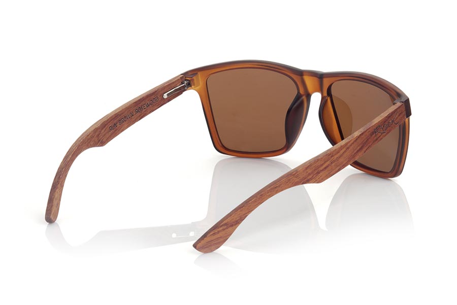 Wood eyewear of rosewood RUN BROWN DS. RUN BROWN DS sunglasses are made with the front of transparent matte synthetic brown material and sideburns in brown rosewood, it is a very male angled square model with a look at the famous okley combined with four colors of lenses that will adapt perfectly to your taste and to your modern style. Front size: 144X51mm for Wholesale & Retail | Root Sunglasses® 