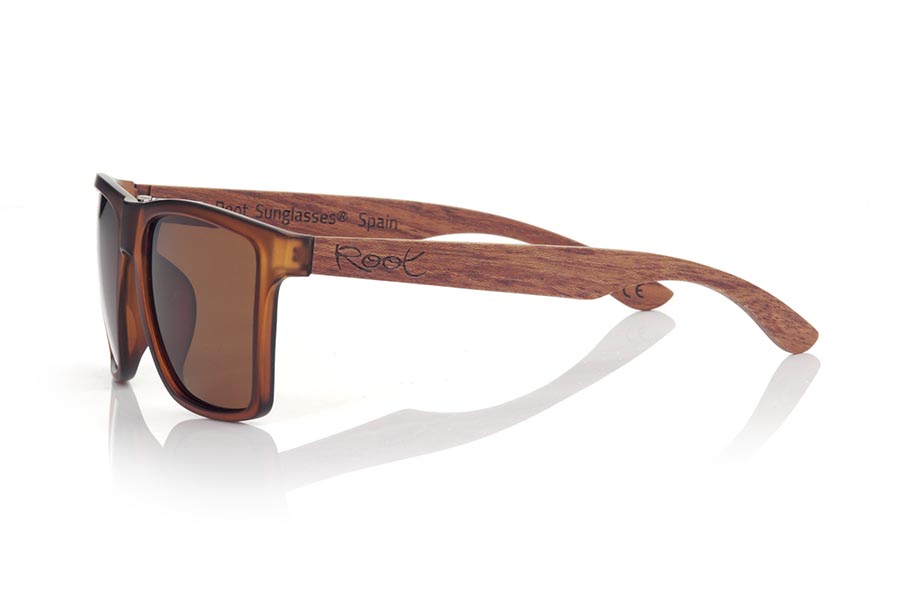 Wood eyewear of rosewood RUN BROWN DS. RUN BROWN DS sunglasses are made with the front of transparent matte synthetic brown material and sideburns in brown rosewood, it is a very male angled square model with a look at the famous okley combined with four colors of lenses that will adapt perfectly to your taste and to your modern style. Front size: 144X51mm for Wholesale & Retail | Root Sunglasses® 