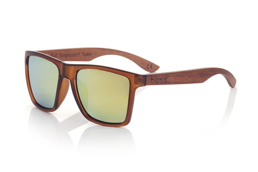 Wood eyewear of rosewood modelo RUN BROWN DS. RUN BROWN DS sunglasses are made with the front of transparent matte synthetic brown material and sideburns in brown rosewood, it is a very male angled square model with a look at the famous okley combined with four colors of lenses that will adapt perfectly to your taste and to your modern style. Front size: 144X51mm | Root Sunglasses® 