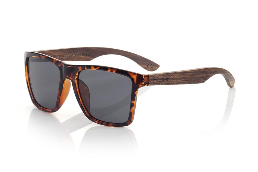 Gafas de Madera Natural de Zebrano RUN CAREY DS. Las gafas de sol RUN CAREY DS están realizadas con el frontal de material sintético mate transparente carey y las varillas en madera de ZEBRANO, se trata de un modelo cuadrado anguloso muy masculino con un aire a las famosas okley combinadas con cuatro colores de lentes que se adaptarán a la perfección a tu gusto y a tu estilo moderno. Medida frontal: 144X51mm Venta al Por Mayor y Detalle | Root Sunglasses® 