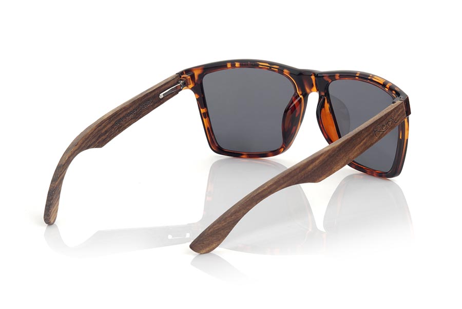 Wood eyewear of Zebrano RUN CAREY DS. The RUN CAREY DS sunglasses are made with the front of transparent matte synthetic material carey and the temples in ZEBRANO wood, it is a very masculine angular square model with an air to the famous okley combined with four lens colors that are They will adapt perfectly to your taste and your modern style. Front Measurement: 144X51mm for Wholesale & Retail | Root Sunglasses® 