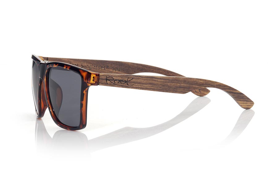 Wood eyewear of Zebrano RUN CAREY DS. The RUN CAREY DS sunglasses are made with the front of transparent matte synthetic material carey and the temples in ZEBRANO wood, it is a very masculine angular square model with an air to the famous okley combined with four lens colors that are They will adapt perfectly to your taste and your modern style. Front Measurement: 144X51mm for Wholesale & Retail | Root Sunglasses® 