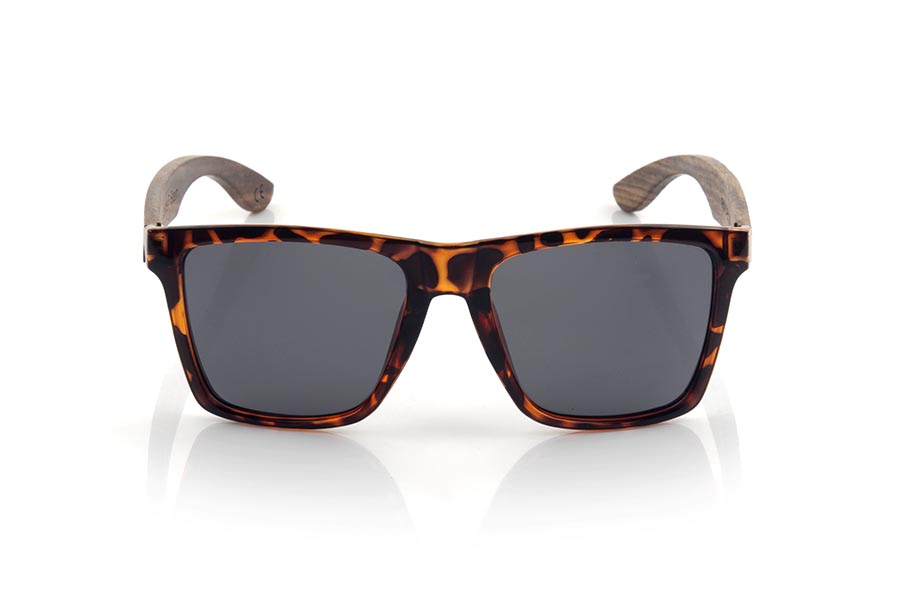 Gafas de Madera Natural de Zebrano RUN CAREY DS. Las gafas de sol RUN CAREY DS están realizadas con el frontal de material sintético mate transparente carey y las varillas en madera de ZEBRANO, se trata de un modelo cuadrado anguloso muy masculino con un aire a las famosas okley combinadas con cuatro colores de lentes que se adaptarán a la perfección a tu gusto y a tu estilo moderno. Medida frontal: 144X51mm Venta al Por Mayor y Detalle | Root Sunglasses® 