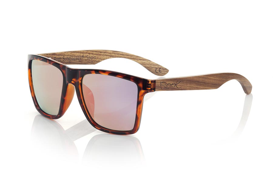Wood eyewear of zebra modelo RUN CAREY DS. The RUN CAREY DS sunglasses are made with the front of transparent matte synthetic material carey and the temples in ZEBRANO wood, it is a very masculine angular square model with an air to the famous okley combined with four lens colors that are They will adapt perfectly to your taste and your modern style. Front Measurement: 144X51mm | Root Sunglasses® 