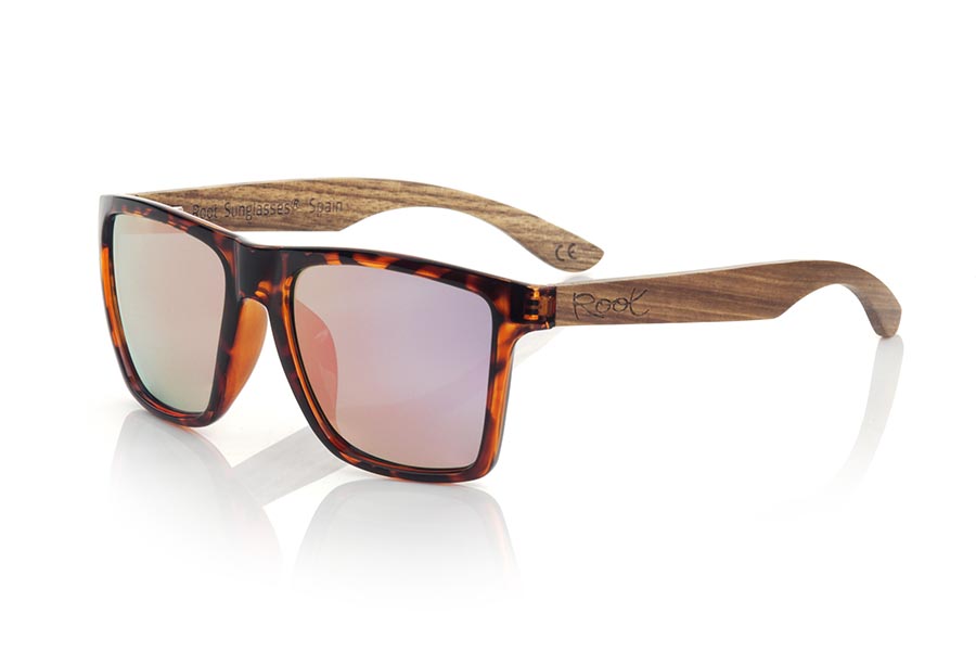 Gafas de Madera Natural de Zebrano RUN CAREY DS. Las gafas de sol RUN CAREY DS están realizadas con el frontal de material sintético mate transparente carey y las varillas en madera de ZEBRANO, se trata de un modelo cuadrado anguloso muy masculino con un aire a las famosas okley combinadas con cuatro colores de lentes que se adaptarán a la perfección a tu gusto y a tu estilo moderno. Medida frontal: 144X51mm Venta al Por Mayor y Detalle | Root Sunglasses® 