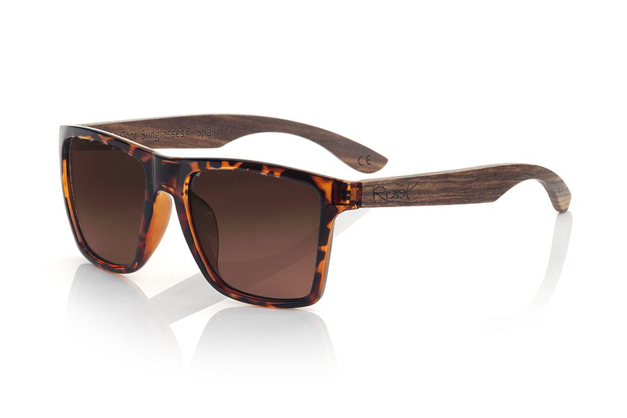 Gafas de Madera Natural de Zebrano RUN CAREY DS. Las gafas de sol RUN CAREY DS están realizadas con el frontal de material sintético mate transparente carey y las varillas en madera de ZEBRANO, se trata de un modelo cuadrado anguloso muy masculino con un aire a las famosas okley combinadas con cuatro colores de lentes que se adaptarán a la perfección a tu gusto y a tu estilo moderno. Medida frontal: 144X51mm Venta al Por Mayor y Detalle | Root Sunglasses® 