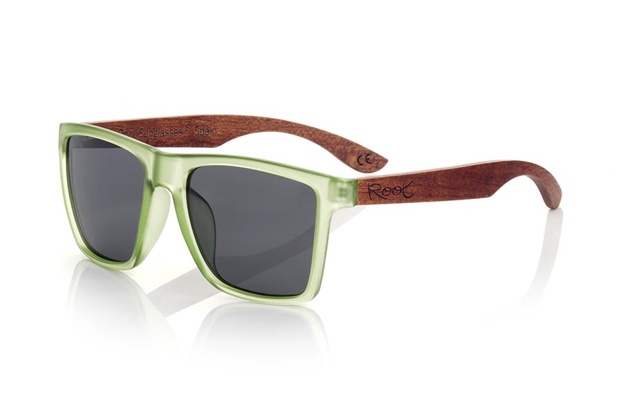 Wood eyewear of rosewood modelo RUN GREEN DS. The RUN GREEN DS sunglasses are made with the front of transparent green matte synthetic material and the temples in rosewood, it is a very masculine angular square model with an air to the famous okley combined with four lens colors that are They will adapt perfectly to your taste and your modern style. Front Measurement: 144X51mm | Root Sunglasses® 