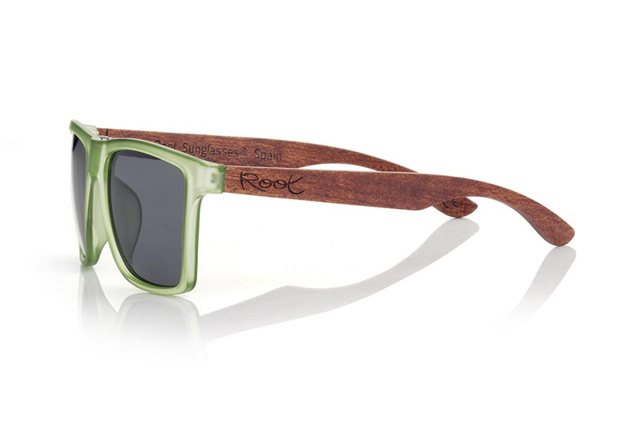 Wood eyewear of rosewood RUN GREEN DS. The RUN GREEN DS sunglasses are made with the front of transparent green matte synthetic material and the temples in rosewood, it is a very masculine angular square model with an air to the famous okley combined with four lens colors that are They will adapt perfectly to your taste and your modern style. Front Measurement: 144X51mm for Wholesale & Retail | Root Sunglasses® 