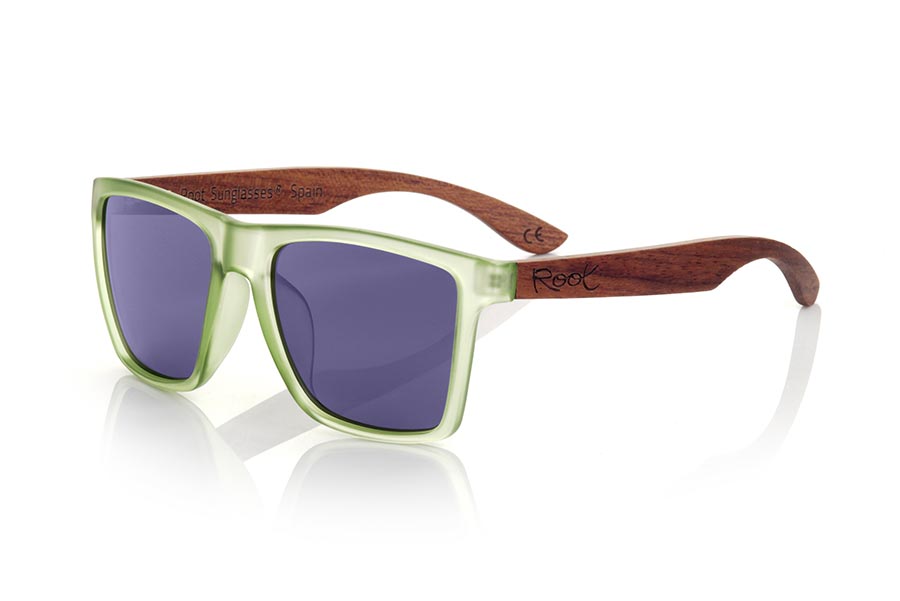 Wood eyewear of rosewood RUN GREEN DS. The RUN GREEN DS sunglasses are made with the front of transparent green matte synthetic material and the temples in rosewood, it is a very masculine angular square model with an air to the famous okley combined with four lens colors that are They will adapt perfectly to your taste and your modern style. Front Measurement: 144X51mm for Wholesale & Retail | Root Sunglasses® 