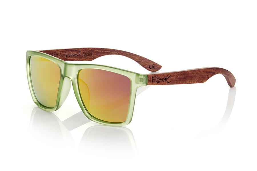 Wood eyewear of rosewood RUN GREEN DS. The RUN GREEN DS sunglasses are made with the front of transparent green matte synthetic material and the temples in rosewood, it is a very masculine angular square model with an air to the famous okley combined with four lens colors that are They will adapt perfectly to your taste and your modern style. Front Measurement: 144X51mm for Wholesale & Retail | Root Sunglasses® 