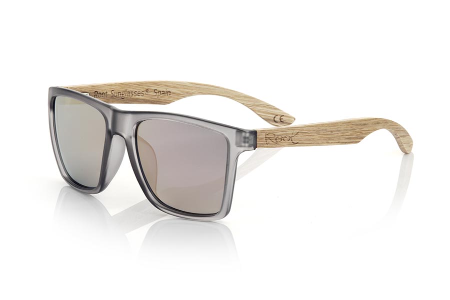 Wood eyewear of Zebrano RUN GREY DS. The RUN GREY DS sunglasses are made with the front of transparent grey matte synthetic material and the temples in zebrano wood, it is a very masculine angular square model with an air to the famous okley combined with four lens colors that are They will adapt perfectly to your taste and your modern style. Front Measurement: 144X51mm for Wholesale & Retail | Root Sunglasses® 