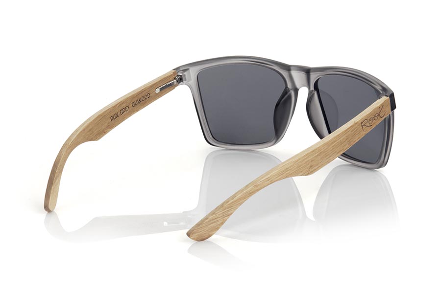 Wood eyewear of Zebrano RUN GREY DS. The RUN GREY DS sunglasses are made with the front of transparent grey matte synthetic material and the temples in zebrano wood, it is a very masculine angular square model with an air to the famous okley combined with four lens colors that are They will adapt perfectly to your taste and your modern style. Front Measurement: 144X51mm for Wholesale & Retail | Root Sunglasses® 