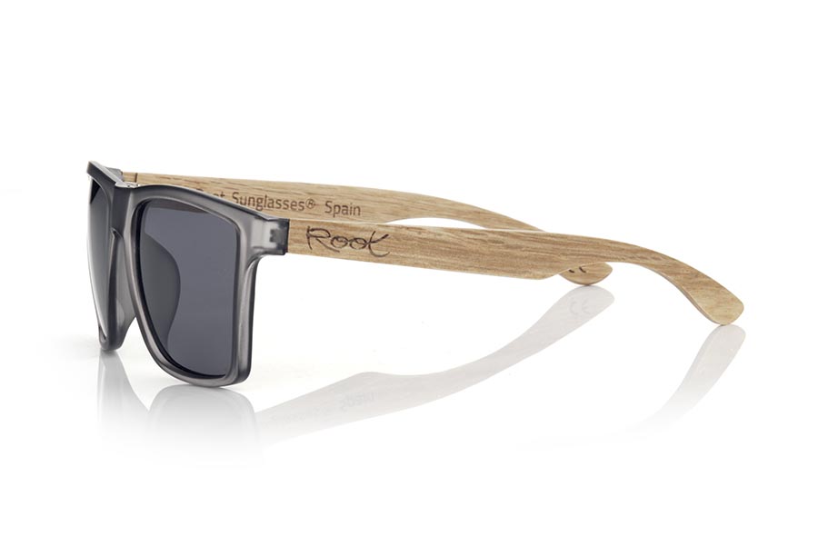 Gafas de Madera Natural de Zebrano RUN GREY DS. Las gafas de sol RUN GREY DS están realizadas con el frontal de material sintético mate transparente grisy las varillas en madera de zebrano, se trata de un modelo cuadrado anguloso muy masculino con un aire a las famosas okley combinadas con cuatro colores de lentes que se adaptarán a la perfección a tu gusto y a tu estilo moderno. Medida frontal: 144X51mm Venta al Por Mayor y Detalle | Root Sunglasses® 