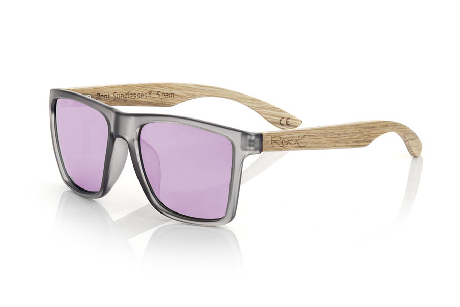 Gafas de Madera Natural de Zebrano RUN GREY DS. Las gafas de sol RUN GREY DS están realizadas con el frontal de material sintético mate transparente grisy las varillas en madera de zebrano, se trata de un modelo cuadrado anguloso muy masculino con un aire a las famosas okley combinadas con cuatro colores de lentes que se adaptarán a la perfección a tu gusto y a tu estilo moderno. Medida frontal: 144X51mm Venta al Por Mayor y Detalle | Root Sunglasses® 