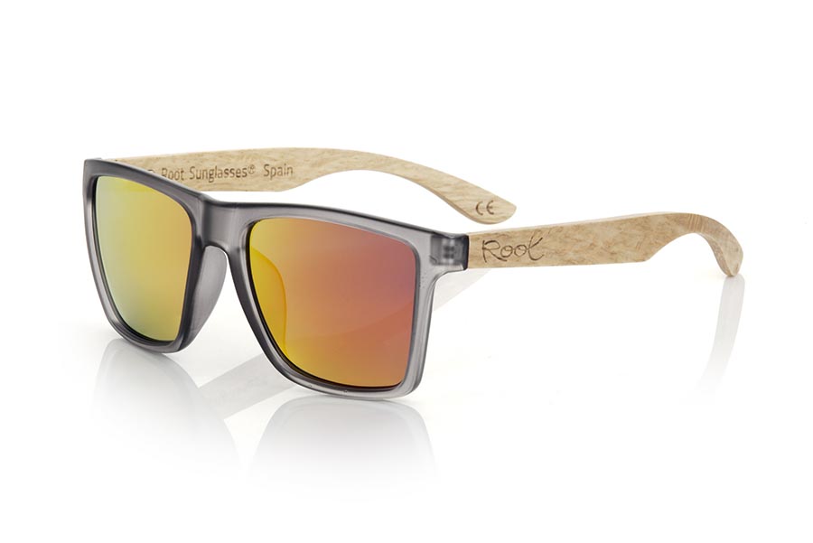 Gafas de Madera Natural de Zebrano RUN GREY DS. Las gafas de sol RUN GREY DS están realizadas con el frontal de material sintético mate transparente grisy las varillas en madera de zebrano, se trata de un modelo cuadrado anguloso muy masculino con un aire a las famosas okley combinadas con cuatro colores de lentes que se adaptarán a la perfección a tu gusto y a tu estilo moderno. Medida frontal: 144X51mm Venta al Por Mayor y Detalle | Root Sunglasses® 