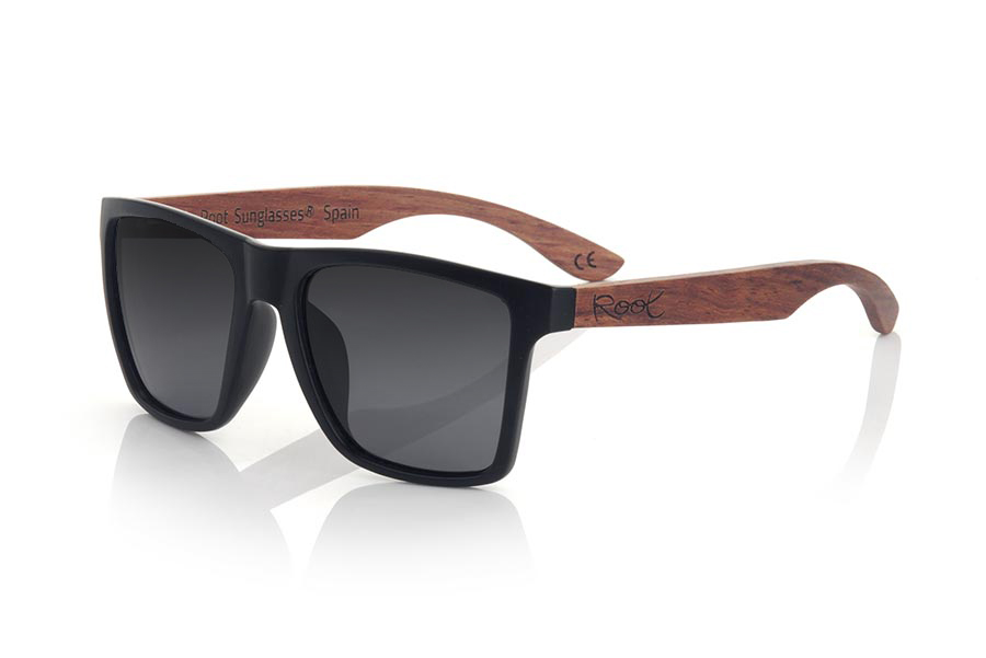 Wood eyewear of rosewood RUN BLACK DS. The RUN BLACK DS sunglasses are made with the front of black matte synthetic material and the temples in rosewood, it is a very masculine angular square model with an air to the famous okley combined with four lens colors that are They will adapt perfectly to your taste and your modern style. Front Measurement: 144X51mm for Wholesale & Retail | Root Sunglasses® 