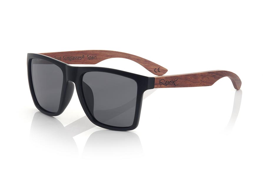 Wood eyewear of rosewood RUN BLACK DS. The RUN BLACK DS sunglasses are made with the front of black matte synthetic material and the temples in rosewood, it is a very masculine angular square model with an air to the famous okley combined with four lens colors that are They will adapt perfectly to your taste and your modern style. Front Measurement: 144X51mm for Wholesale & Retail | Root Sunglasses® 