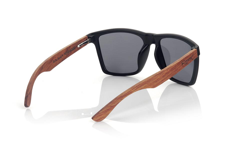 Wood eyewear of rosewood RUN BLACK DS. The RUN BLACK DS sunglasses are made with the front of black matte synthetic material and the temples in rosewood, it is a very masculine angular square model with an air to the famous okley combined with four lens colors that are They will adapt perfectly to your taste and your modern style. Front Measurement: 144X51mm for Wholesale & Retail | Root Sunglasses® 