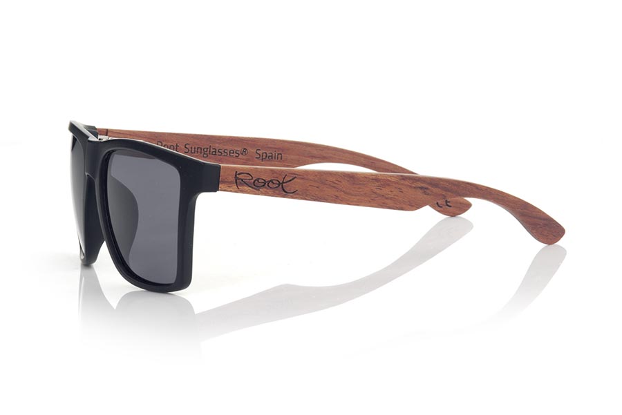 Wood eyewear of rosewood RUN BLACK DS. The RUN BLACK DS sunglasses are made with the front of black matte synthetic material and the temples in rosewood, it is a very masculine angular square model with an air to the famous okley combined with four lens colors that are They will adapt perfectly to your taste and your modern style. Front Measurement: 144X51mm for Wholesale & Retail | Root Sunglasses® 