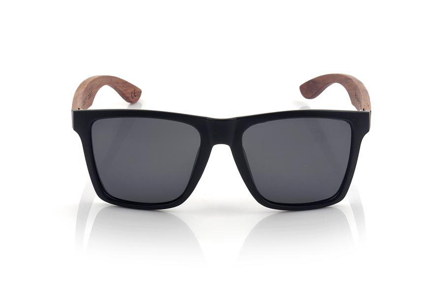 Wood eyewear of rosewood RUN BLACK DS. The RUN BLACK DS sunglasses are made with the front of black matte synthetic material and the temples in rosewood, it is a very masculine angular square model with an air to the famous okley combined with four lens colors that are They will adapt perfectly to your taste and your modern style. Front Measurement: 144X51mm for Wholesale & Retail | Root Sunglasses® 