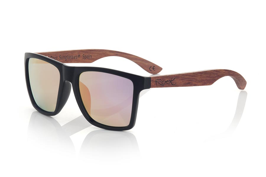 Wood eyewear of rosewood RUN BLACK DS. The RUN BLACK DS sunglasses are made with the front of black matte synthetic material and the temples in rosewood, it is a very masculine angular square model with an air to the famous okley combined with four lens colors that are They will adapt perfectly to your taste and your modern style. Front Measurement: 144X51mm for Wholesale & Retail | Root Sunglasses® 