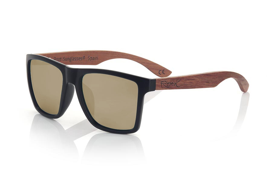 Wood eyewear of rosewood modelo RUN BLACK DS. The RUN BLACK DS sunglasses are made with the front of black matte synthetic material and the temples in rosewood, it is a very masculine angular square model with an air to the famous okley combined with four lens colors that are They will adapt perfectly to your taste and your modern style. Front Measurement: 144X51mm | Root Sunglasses® 