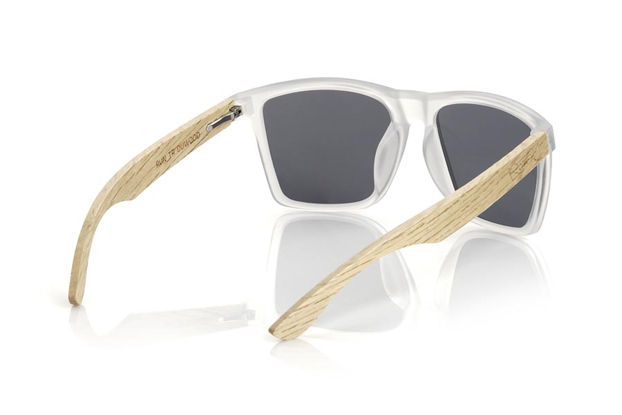 Wood eyewear of Zebrano RUN TR DS. The RUN TR DS sunglasses are made with the front of transparent matte synthetic material and the temples in zebrano, it is a very masculine angular square model with an air to the famous okley combined with four lens colors that are They will adapt perfectly to your taste and your modern style. Front Measurement: 144X51mm for Wholesale & Retail | Root Sunglasses® 