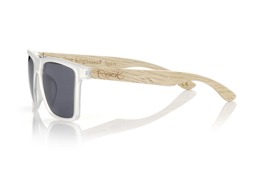 Wood eyewear of Zebrano RUN TR DS. The RUN TR DS sunglasses are made with the front of transparent matte synthetic material and the temples in zebrano, it is a very masculine angular square model with an air to the famous okley combined with four lens colors that are They will adapt perfectly to your taste and your modern style. Front Measurement: 144X51mm for Wholesale & Retail | Root Sunglasses® 