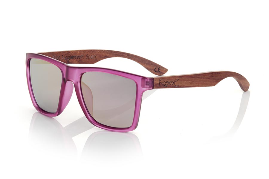 Wood eyewear of rosewood modelo RUN PURPLE DS. The RUN PURPLE DS sunglasses are made with the front of transparent purple matte synthetic material and the temples in rosewood, it is a very masculine angular square model with an air to the famous okley combined with four lens colors that are They will adapt perfectly to your taste and your modern style. Front Measurement: 144X51mm | Root Sunglasses® 