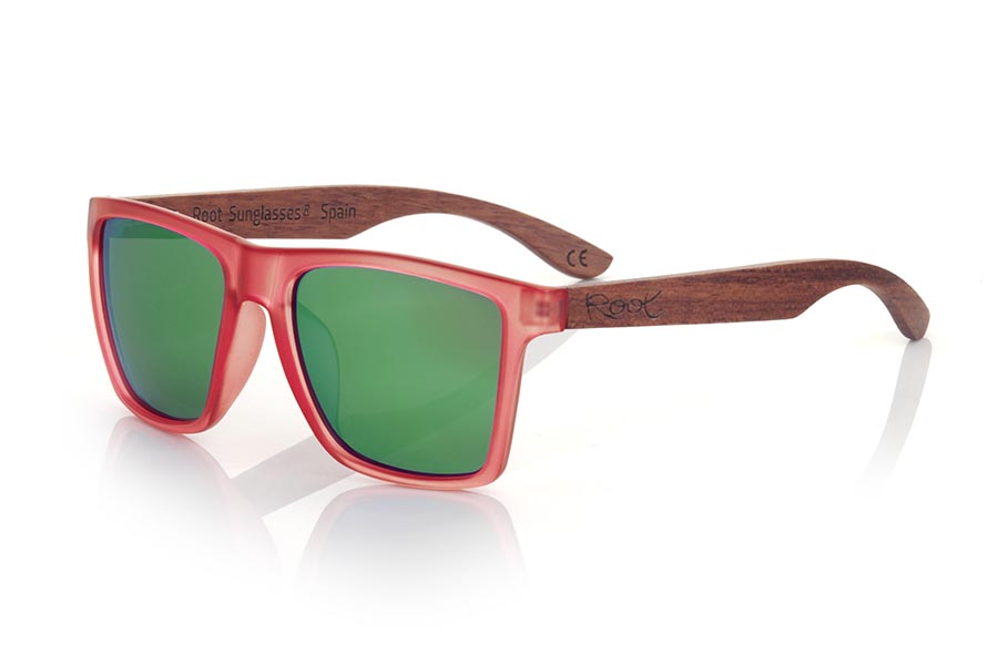 Gafas de Madera Natural de rosewood modelo RUN RED DS. Las gafas de sol RUN RED  DS están realizadas con el frontal de material sintético mate transparente rojo y las varillas en madera de palisandro, se trata de un modelo cuadrado anguloso muy masculino con un aire a las famosas okley combinadas con cuatro colores de lentes que se adaptarán a la perfección a tu gusto y a tu estilo moderno. Medida frontal: 144X51mm | Root Sunglasses® 