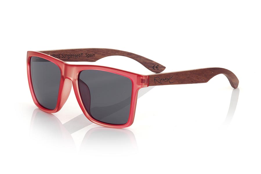 Wood eyewear of rosewood RUN RED DS. The RUN RED DS sunglasses are made with the front of transparent red matte synthetic material and the temples in rosewood, it is a very masculine angular square model with an air to the famous okley combined with four lens colors that are They will adapt perfectly to your taste and your modern style. Front Measurement: 144X51mm for Wholesale & Retail | Root Sunglasses® 