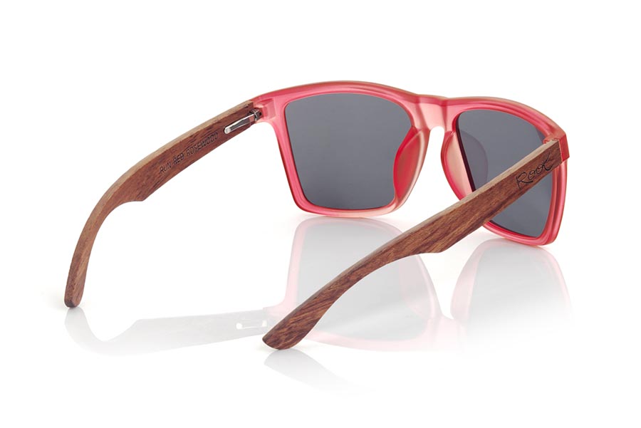 Wood eyewear of rosewood RUN RED DS. The RUN RED DS sunglasses are made with the front of transparent red matte synthetic material and the temples in rosewood, it is a very masculine angular square model with an air to the famous okley combined with four lens colors that are They will adapt perfectly to your taste and your modern style. Front Measurement: 144X51mm for Wholesale & Retail | Root Sunglasses® 