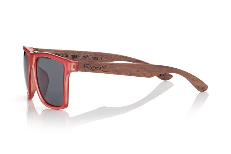 Gafas de Madera Natural de rosewood RUN RED DS. Las gafas de sol RUN RED  DS están realizadas con el frontal de material sintético mate transparente rojo y las varillas en madera de palisandro, se trata de un modelo cuadrado anguloso muy masculino con un aire a las famosas okley combinadas con cuatro colores de lentes que se adaptarán a la perfección a tu gusto y a tu estilo moderno. Medida frontal: 144X51mm Venta al Por Mayor y Detalle | Root Sunglasses® 