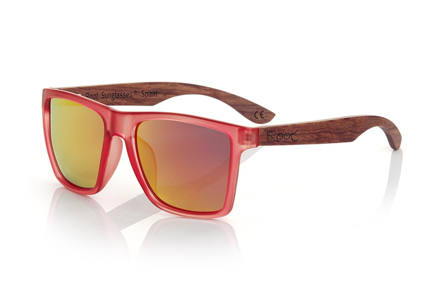 Wood eyewear of rosewood RUN RED DS. The RUN RED DS sunglasses are made with the front of transparent red matte synthetic material and the temples in rosewood, it is a very masculine angular square model with an air to the famous okley combined with four lens colors that are They will adapt perfectly to your taste and your modern style. Front Measurement: 144X51mm for Wholesale & Retail | Root Sunglasses® 