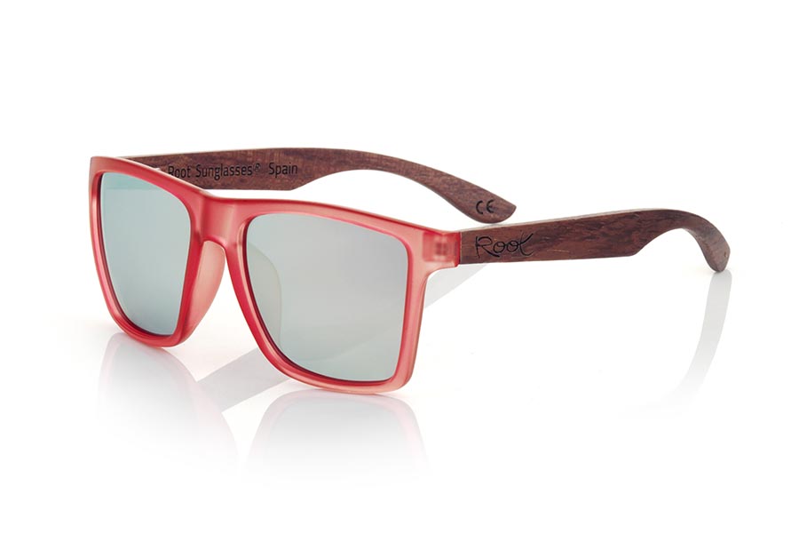 Wood eyewear of rosewood RUN RED DS. The RUN RED DS sunglasses are made with the front of transparent red matte synthetic material and the temples in rosewood, it is a very masculine angular square model with an air to the famous okley combined with four lens colors that are They will adapt perfectly to your taste and your modern style. Front Measurement: 144X51mm for Wholesale & Retail | Root Sunglasses® 