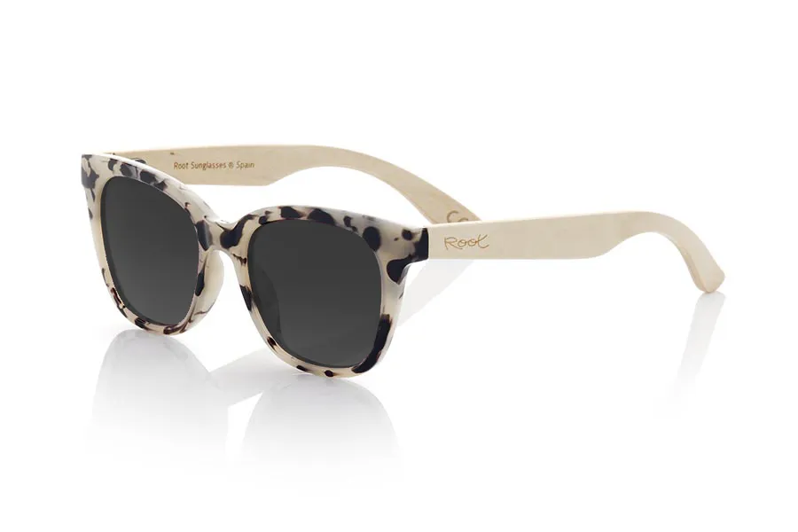 Wood eyewear of Maple BELLA. BELLA sunglasses are a perfect option for daring girls looking for a vintage style in their accessories. With a tortoiseshell front frame in shades of grey, brown and cream, and contrasting maple wood temples, this feminine model has a rounded design with a strong brow that fits perfectly to her face. In addition, they have brown gradient lenses that add a sophisticated touch and protect your eyes from the sun's rays. With the BELLA, your style will not go unnoticed! Front measurement approx: 142x55mm for Wholesale & Retail | Root Sunglasses® 