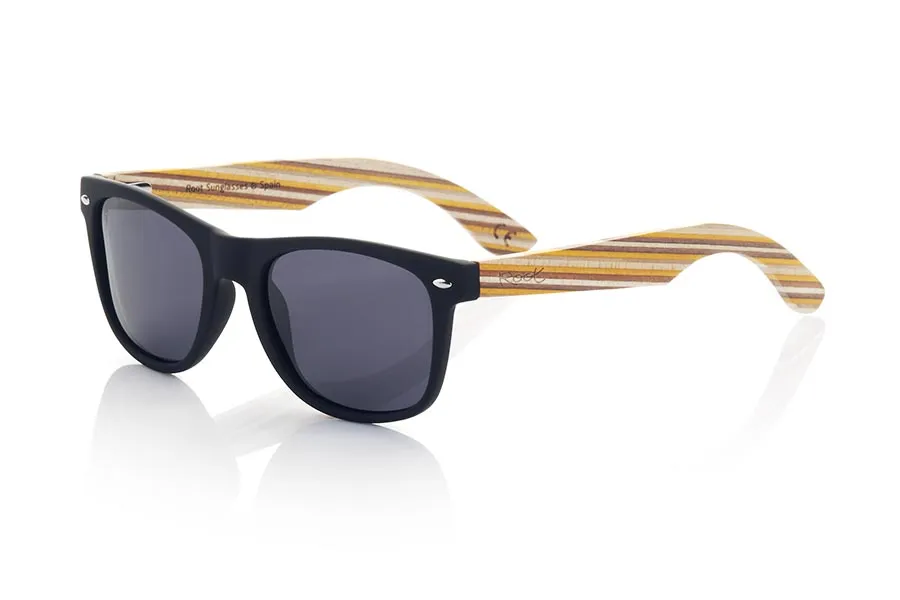 Gafas de Madera Natural de Arce DYLAN. Las gafas de sol DYLAN están fabricadas con el frontal en PC Negro mate  varillas en madera de ARCE laminada efecto Skateboard natural laminado multicolor, combinadas con varios colores de lentes que se adaptan a tu estilo. Medida frontal: 148x50mm *nota la disposición de los colores del laminado puede variar de una gafa a otra. Venta al Por Mayor y Detalle | Root Sunglasses® 