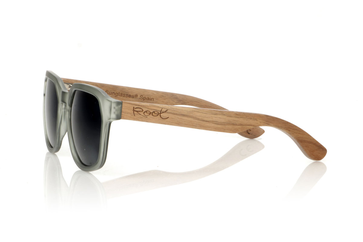 Wood eyewear of Walnut MOON BLACK. The MOON BLACK are your new favorite sunglasses, with a hexagonal PC frame in matte transparent gray and walnut wood temples. Perfect for those looking for a special touch in their daily life, these glasses mix design and nature in a unique way. Comfortable to wear and great for seeing everything in a new light, they adapt to any look and occasion. Moon black are the ideal complement for any face. Try them and feel how they complement your style. Front measurement: 148x50mm. Caliber: 53 for Wholesale & Retail | Root Sunglasses® 