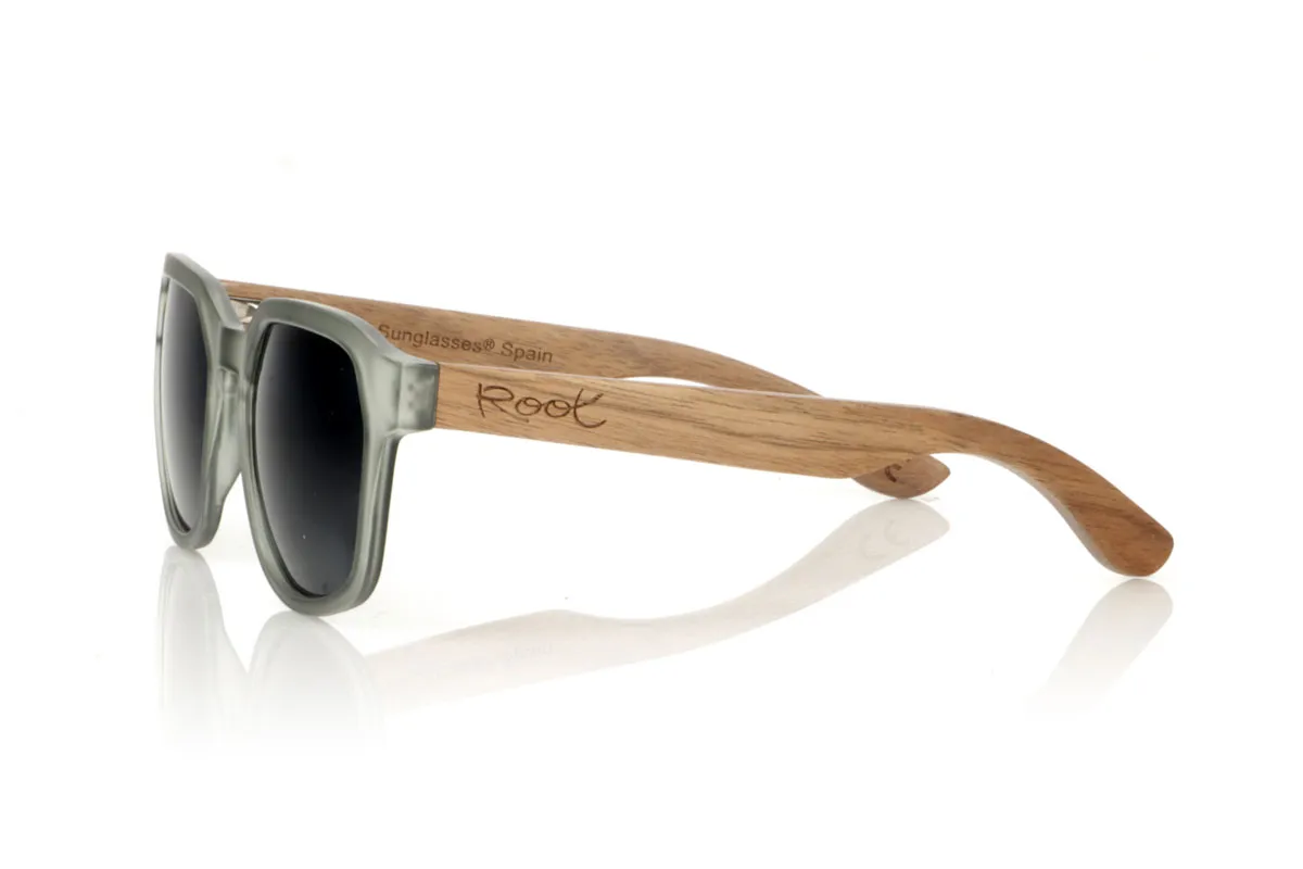 Gafas de Madera Natural de Walnut MOON BLACK. Las MOON BLACK son tus nuevas gafas de sol favoritas, con una montura hexagonal PC en gris transparente mate y varillas de madera de Nogal. Perfectas para quienes buscan un toque especial en su día a día, estas gafas mezclan diseño y naturaleza de forma única. Cómodas para llevar y geniales para ver todo bajo un nuevo prisma, se adaptan a cualquier look y ocasión. lAS moon black son el complemento ideal para cualquier rostro. Pruébalas y siente cómo complementan tu estilo. Medida frontal: 148x50mm. Calibre: 53 Venta al Por Mayor y Detalle | Root Sunglasses® 
