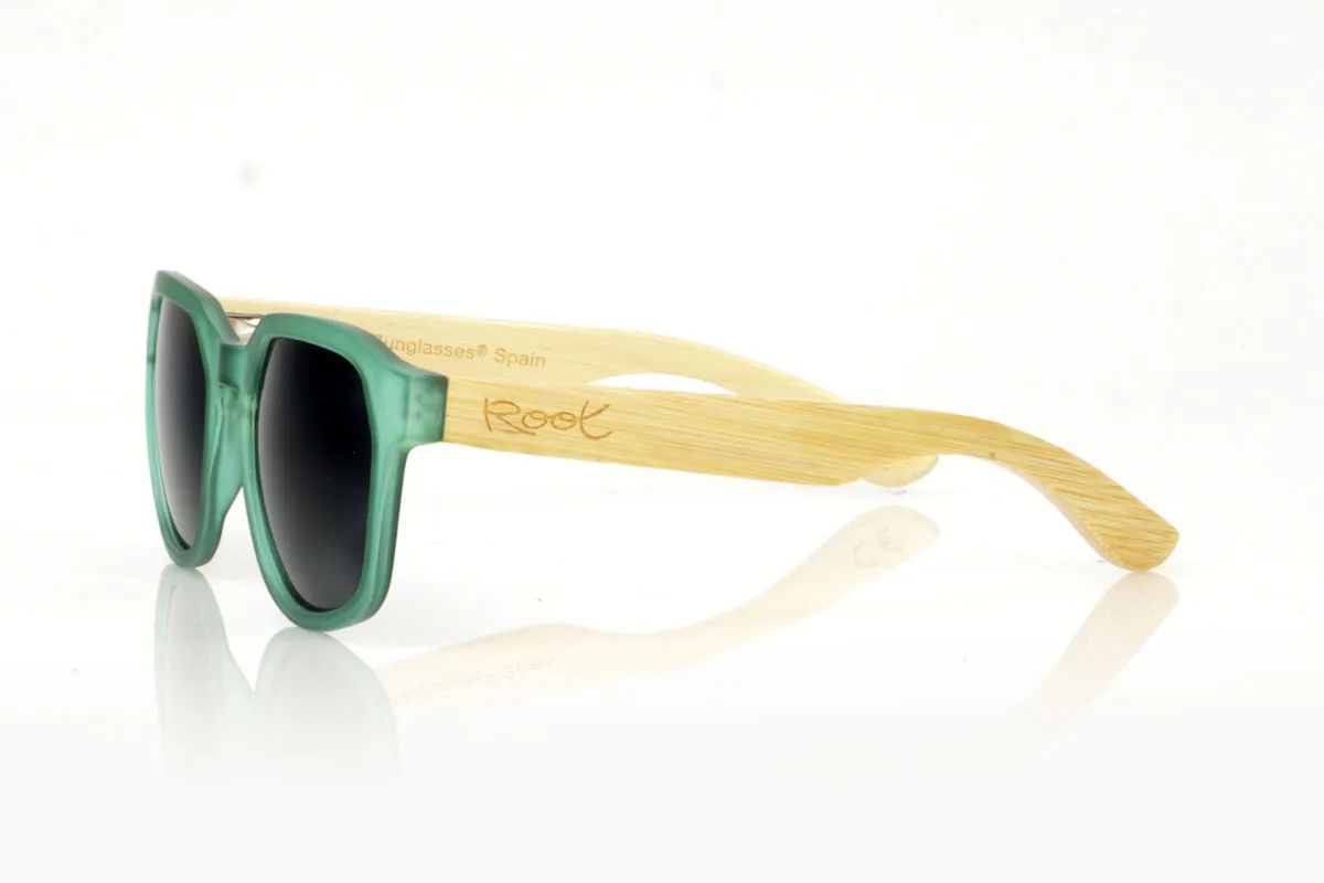 Gafas de Madera Natural de Arce MOON GREEN. Las gafas de sol MOON GREEN son la frescura que buscas para completar tu look. Con una montura hexagonal en un verde transparente mate que llama la atención, estas gafas son la definición de estilo único. Las varillas, hechas de madera de arce, añaden ese toque natural y sutil, haciendo de cada par algo especial. La combinación no solo es visualmente atractiva, sino también cómoda y práctica para el día a día. Ya sea para un paseo por la ciudad o una escapada a la naturaleza, las MOON GREEN te acompañan con estilo y protección. Medida frontal: 148x50mm. Calibre: 53.  Venta al Por Mayor y Detalle | Root Sunglasses® 