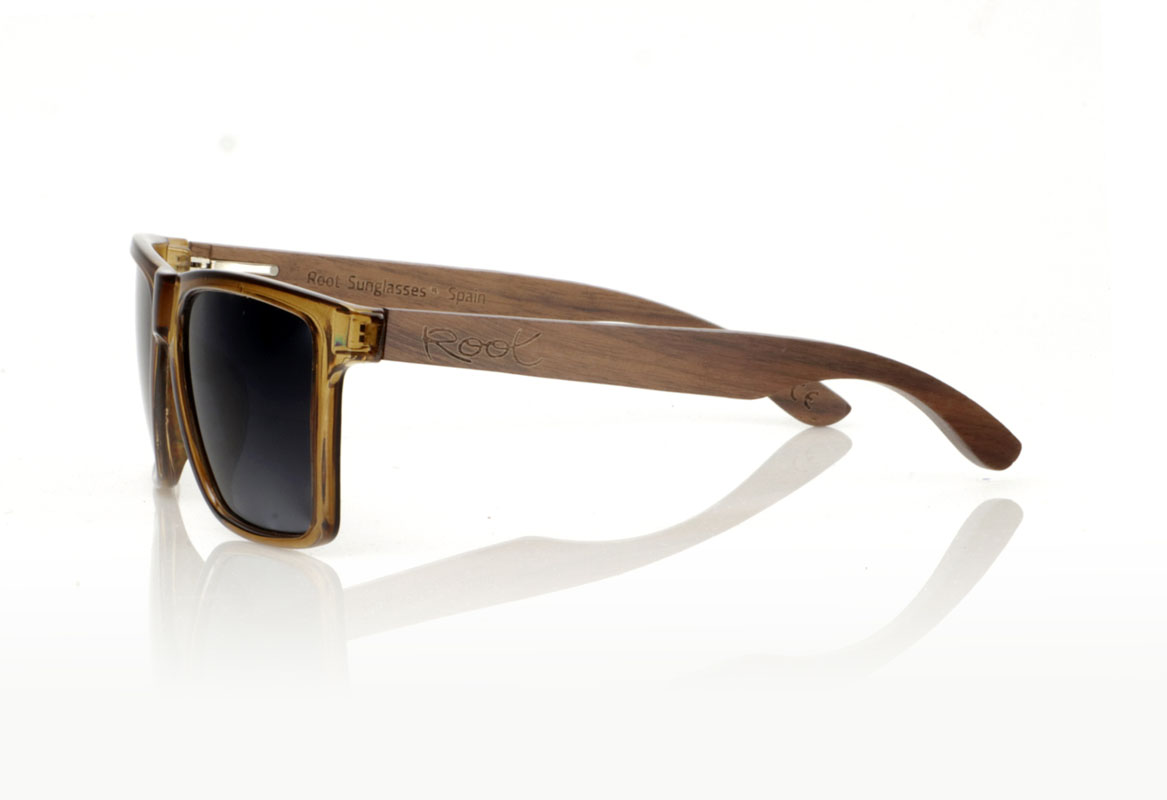 Wood eyewear of Walnut RUN KHAKI. RUN KHAKI sunglasses are designed for those looking for a combination of functionality and style. With a larger frame in a suggestive khaki green satin sheen, these glasses offer a bold and masculine presence. The Walnut wood temples not only add an elegant touch, but also ensure durability and comfort. Whether for outdoor adventures or everyday wear in the city, the RUN KHAKI adapts perfectly to any situation. Measuring 152x50mm and having a caliber of 54, they provide excellent coverage and total protection from the sun. Give your look a boost of confidence with these sturdy and stylish glasses. for Wholesale & Retail | Root Sunglasses® 