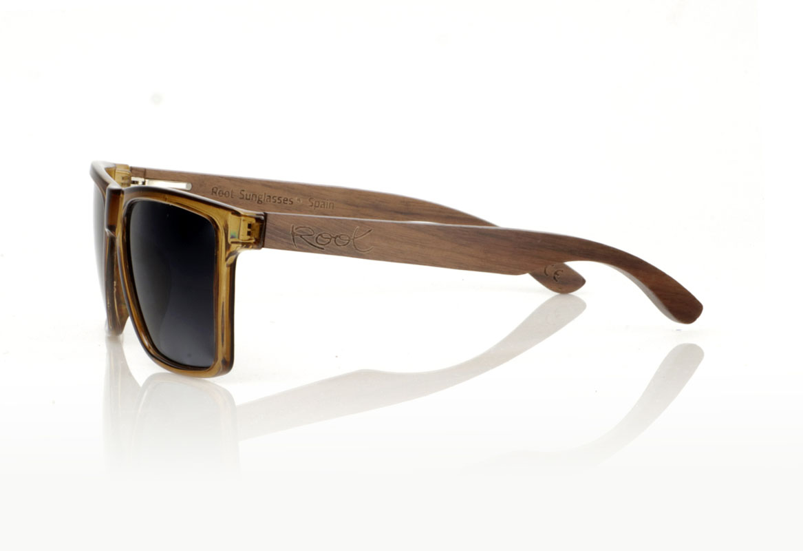 Gafas de Madera Natural de Walnut RUN KHAKI. Las gafas de sol RUN KHAKI están diseñadas para quienes buscan una combinación de funcionalidad y estilo. Con una montura más grande en un sugerente verde kaki brillo satinado, estas gafas ofrecen una presencia audaz y masculina. Las varillas de madera de Nogal no solo añaden un toque elegante, sino que también garantizan durabilidad y comodidad. Ya sea para aventuras al aire libre o para el día a día en la ciudad, las RUN KHAKI se adaptan perfectamente a cualquier situación. Con una medida de 152x50mm y un calibre de 54, proporcionan una cobertura excelente y protección total contra el sol. Dale a tu mirada un impulso de confianza con estas gafas robustas y estilosas. Venta al Por Mayor y Detalle | Root Sunglasses® 