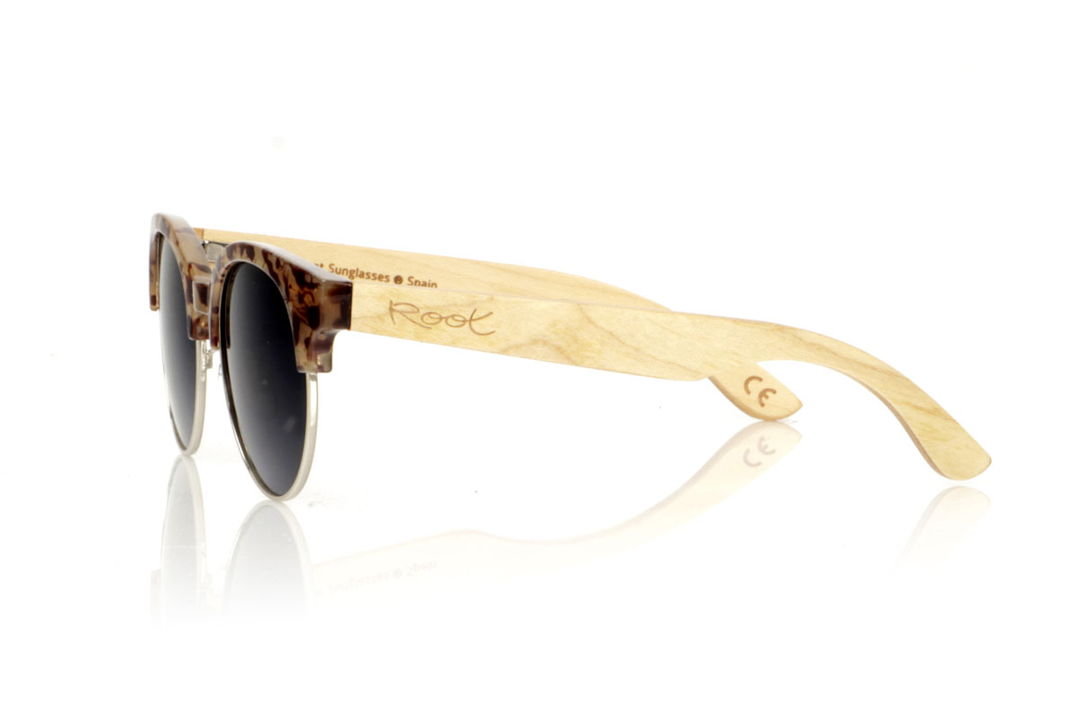 Gafas de Madera Natural de Arce SCARLETT. Gafas de sol SCARLETT, el toque perfecto para cualquier look femenino. Este modelo destaca por su ceja carey en tonos beige claro y marrones, combinada con un aro redondo inferior que enmarca delicadamente el rostro. Cuentan con pads ajustables para un ajuste personalizado, mientras que las varillas de arce natural aportan una suavidad y ligereza excepcionales. Ya sea para un día de trabajo o un evento especial, las SCARLETT añaden un toque de estilo. Con una medida de 144x49 y un calibre de 49, se adaptan maravillosamente a diversas formas de rostro, asegurando siempre un look impecable y una visión clara. Venta al Por Mayor y Detalle | Root Sunglasses® 