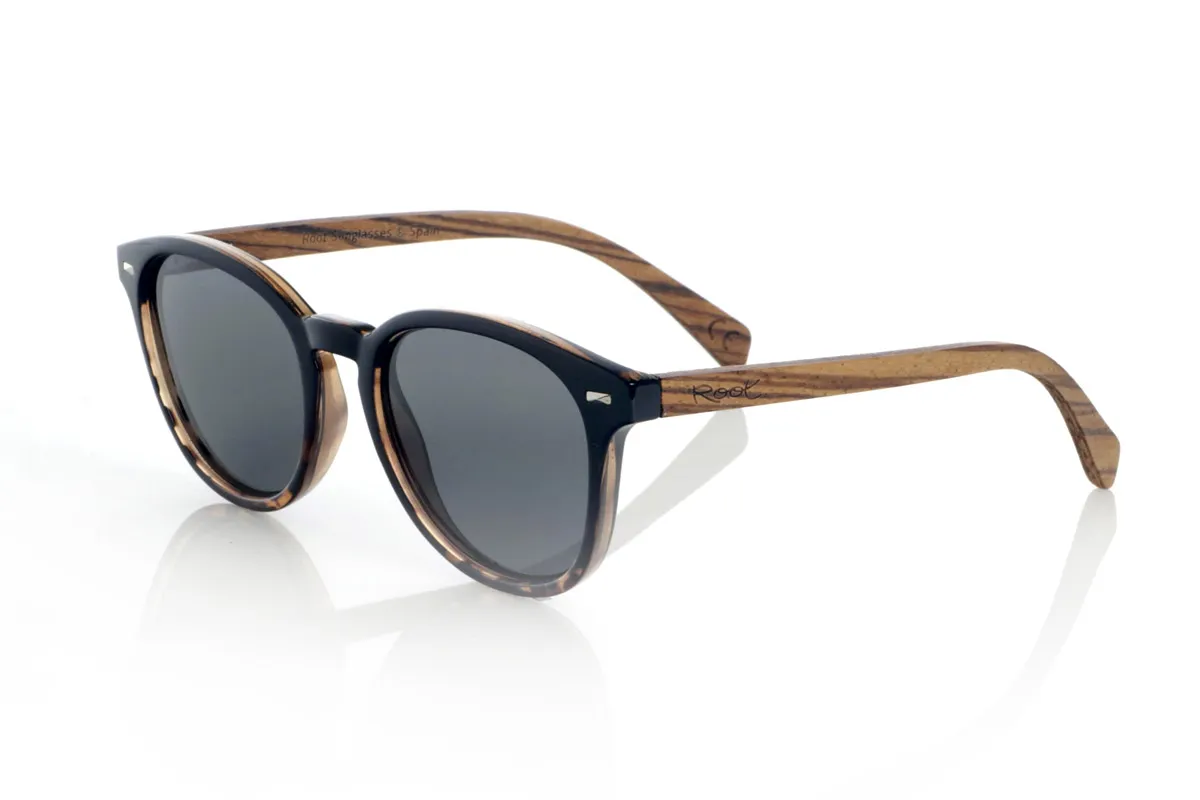 Gafas de Madera Natural de Zebrano TANE. Las gafas de madera TANE fusionan lo clásico y lo artesanal. Su montura de inspiración vintage en acetato Carey aporta un estilo sofisticado y versátil, mientras que sus varillas de madera de Zebrano aportan un carácter cálido y orgánico, resaltando la belleza natural del material. Gracias a su diseño redondeado y atemporal, estas gafas se adaptan a una gran variedad de rostros, ofreciendo un look equilibrado con un toque de personalidad. Sus lentes polarizadas de alta calidad garantizan protección total contra los rayos UV, aportando comodidad visual en cualquier entorno.
Dimensiones de 142x52mm. Calibre de 50, Venta al Por Mayor y Detalle | Root Sunglasses® 