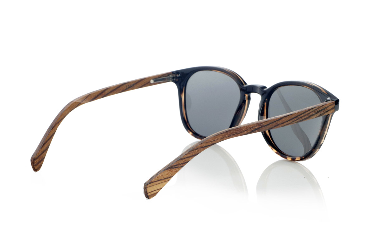 Wood eyewear of Zebrano TANE. TANE wooden sunglasses fuse classic and artisanal. Their vintage-inspired frames in Carey acetate provide a sophisticated and versatile style, while their Zebrano wood temples provide a warm and organic character, highlighting the natural beauty of the material. Thanks to their rounded and timeless design, these glasses adapt to a wide variety of faces, offering a balanced look with a touch of personality. Their high-quality polarized lenses guarantee total protection against UV rays, providing visual comfort in any environment.
Dimensions 142x52mm. Caliber 50, for Wholesale & Retail | Root Sunglasses® 