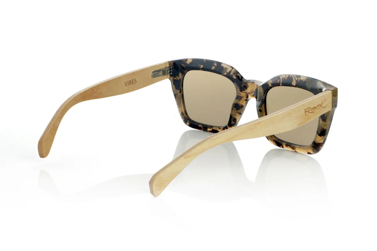 Gafas de Madera Natural de Arce VIBES. Las VIBES combinan actitud y naturaleza en un diseño único. Su montura cuadrada de acetato Carey resalta por su personalidad audaz y moderna, mientras que las varillas de madera de Arce aportan un toque cálido y orgánico, garantizando ligereza y comodidad. Estas gafas están diseñadas para quienes buscan destacar con un estilo sofisticado y sostenible. Incorporan lentes polarizadas de alta calidad para una protección total contra los rayos UV y una visión más nítida en cualquier entorno.
Dimensiones de 147x50mm. Calibre de 50. Venta al Por Mayor y Detalle | Root Sunglasses® 