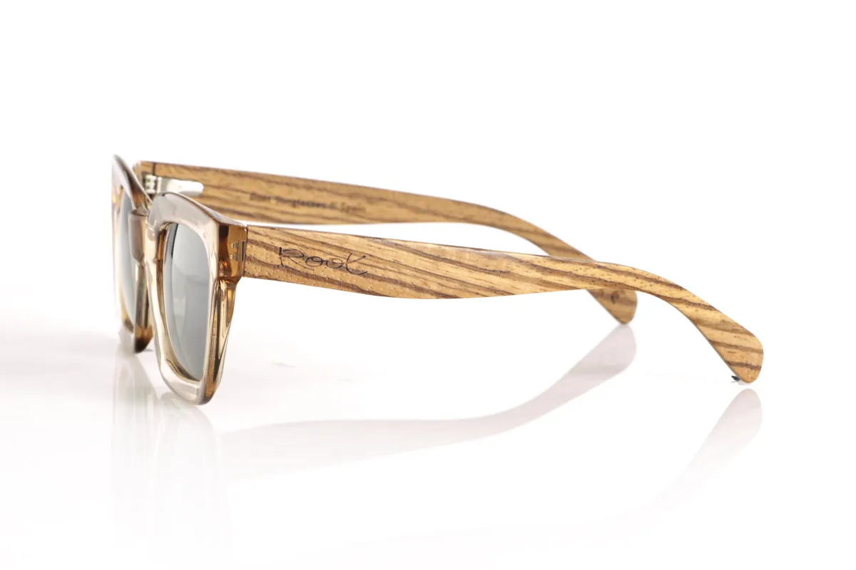 Gafas de Madera Natural de Zebrano ZAHIR. Las ZAHIR combinan un diseño robusto y sofisticado con la esencia natural de la madera. Su montura en acetato translúcido en tono ámbar aporta un toque moderno y elegante, mientras que sus varillas de madera de Zebrano destacan por su veteado único, resaltando la autenticidad de cada pieza. Estas gafas de sol de madera no solo ofrecen estilo, sino también funcionalidad, con lentes polarizadas de alta calidad que garantizan protección total contra los rayos UV. Ideales para quienes buscan un equilibrio entre diseño contemporáneo y materiales naturales.

Dimensiones de 147x50mm. Calibre de 50. Venta al Por Mayor y Detalle | Root Sunglasses® 